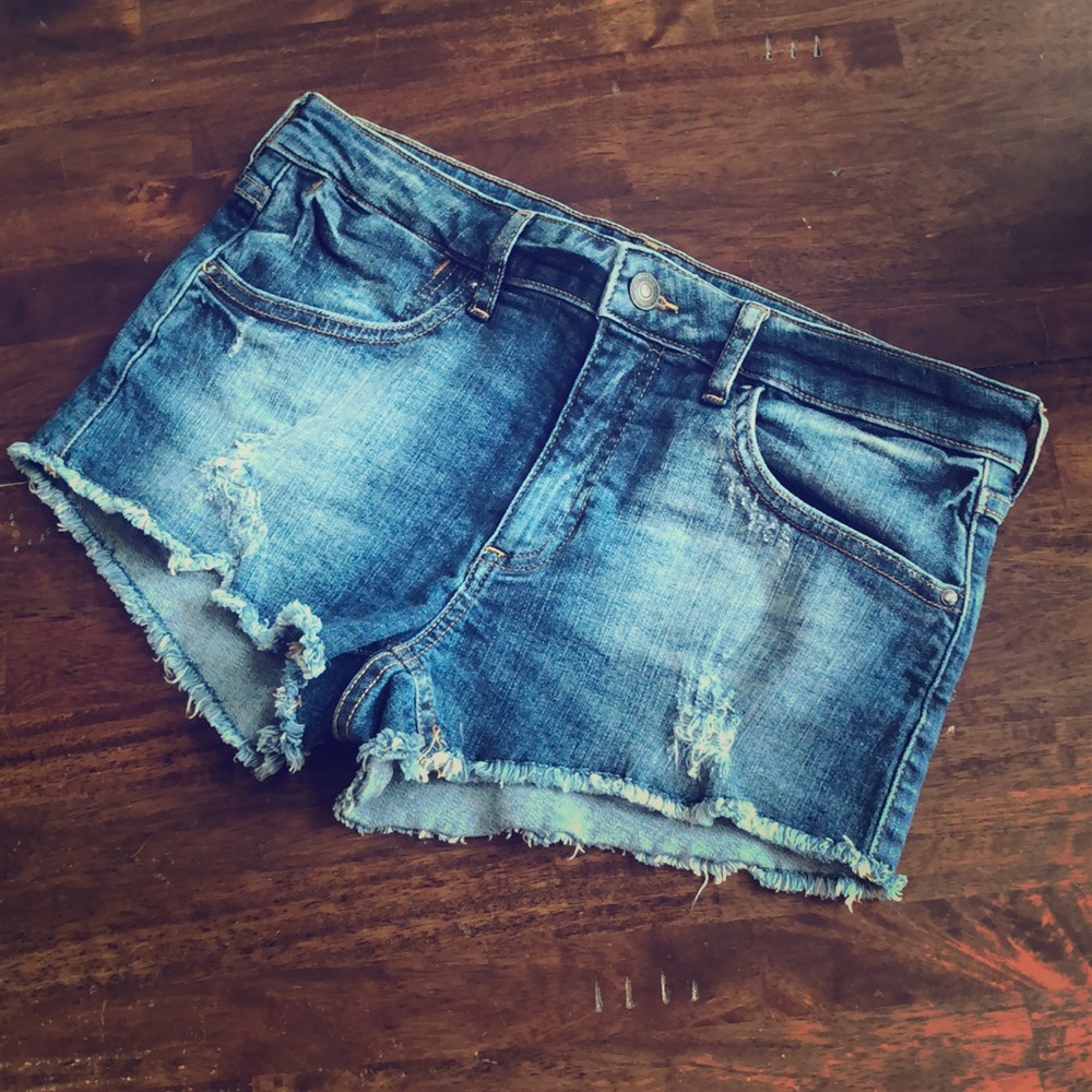 Forever 21 Junior's Destructed Denim Shorts Distressed Raw Hem Jean Size 29